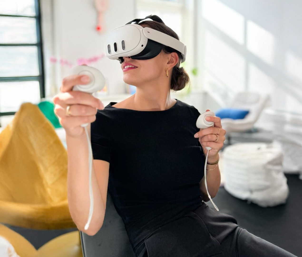 Vrouw met VR bril op