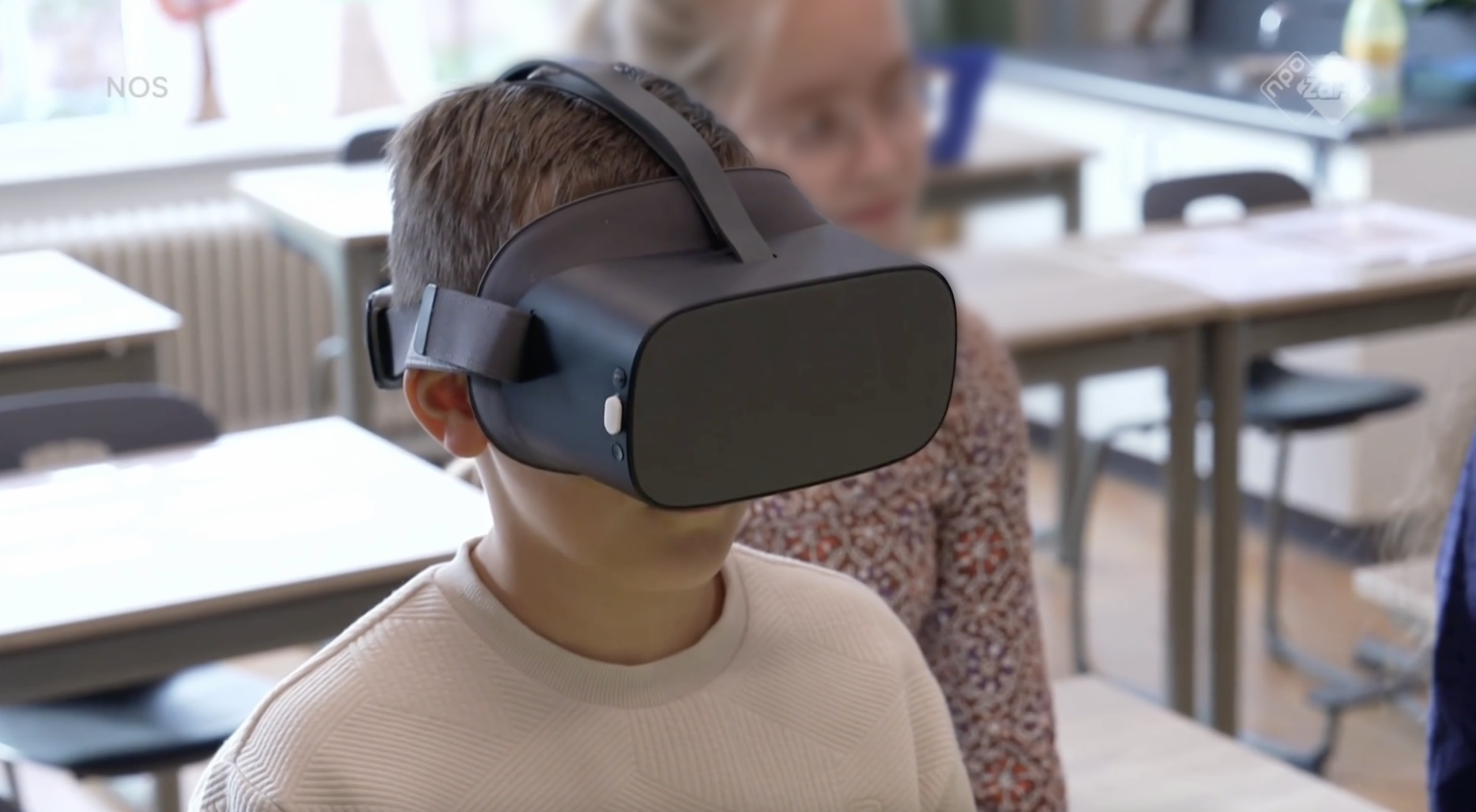 Jongen met een VR bril op