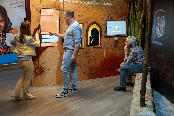 Mensen kijken naar een multisensory experience