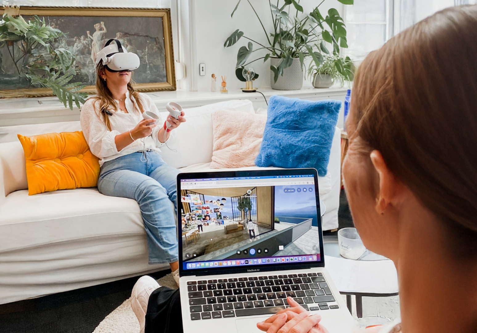 Vrouw met VR bril op speelt game
